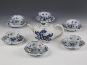 Kangxi White and Blue Export Ware Teapot with Cups and Saucers