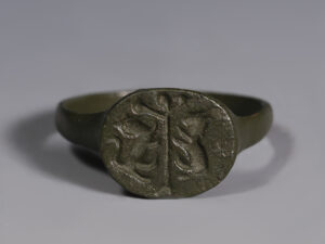 ancient roman bronze ring with engraved bezel of cats