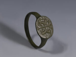ancient roman bronze ring with engraved bezel of cats