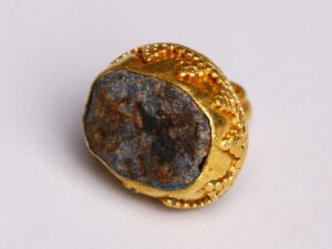 assyrian gold pendant with pyramid granulation 2