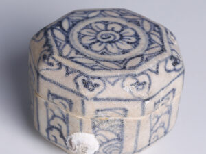 hoi an shipwreck blue and white floral cylindrical box
