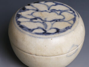 hoi an shipwreck blue and white lotus box