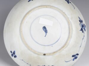 kangxi-dish-with-chrysanthemum-decoration