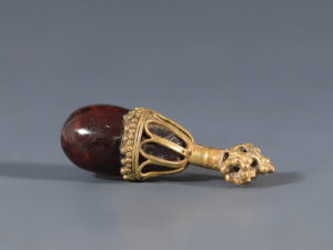 assyrian gold and garnet pendant