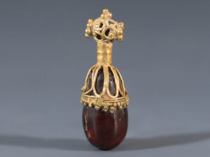 assyrian gold and garnet pendant