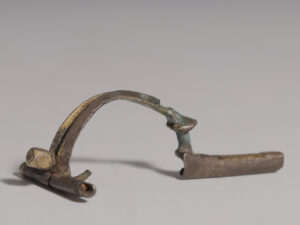 ancient roman crossbow brooch 3