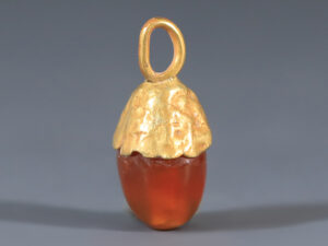bactrian gold and carnelian pendant