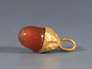 bactrian gold and carnelian pendant