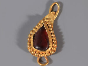 bactrian gold pendant with garnet inset