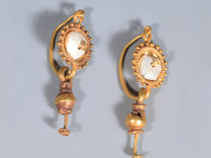 pair of roman gold earrings with pearls