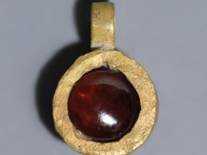 roman gold pendant with garnet 2