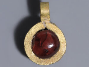 roman gold pendant with garnet