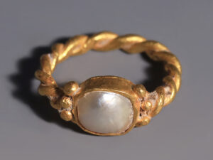small roman gold and pearl ring