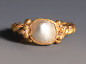 small roman gold and pearl ring. 2